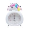 Réveil blanc avec un motif de licorne colorée sur le dessus. Cadran avec des chiffres roses. Aiguilles indiquant l'heure. Style mignon et fantaisiste. Idéal pour une chambre d'enfant., 45501031776511 | Licorne Shop