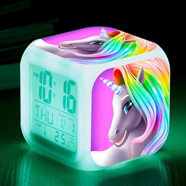 reveil-numerique-licorne-pour-enfant-1a.jpg Réveil numérique cube lumineux avec motifs de licorne arc-en-ciel. Affichage de l'heure, de la date et de la température. Idéal pour chambre d'enfant, décoration féerique. Accessoire ludique et pratique., 45501030662399 | Licorne Shop