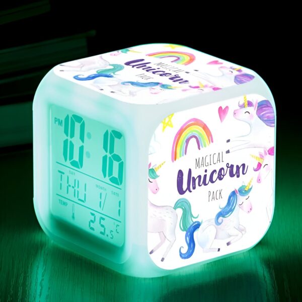 reveil-veilleuse-licorne-pour-enfants-led-1a.jpg Réveil numérique en forme de cube avec des motifs d'licornes et d'arcs-en-ciel, affichant l'heure, la date, le jour de la semaine et la température ambiante. Écran lumineux et couleurs pastel attrayantes., 45501030826239 | Licorne Shop