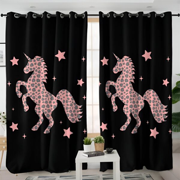 Rideaux noirs avec motifs licornes roses à pois et étoiles roses, donnant une ambiance féérique à la pièce. Décoration intérieure originale et tendance pour une chambre d'enfant., 45501079126271 | Licorne Shop