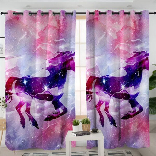 Rideaux occultants avec un motif d'un cheval cosmique galopant. L'arrière-plan est un mélange de couleurs rose, violet et blanc, évoquant une nébuleuse étoilée., 45501076209919 | Licorne Shop
