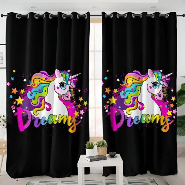 rideaux-noirs-licorne-pour-chambre-enfant-1a.jpg Rideaux noirs avec motifs d'unicorne colorés et le mot "Dreams". Idéal pour décorer une chambre d'enfant avec une touche de magie et de fantaisie., 45501079322879 | Licorne Shop