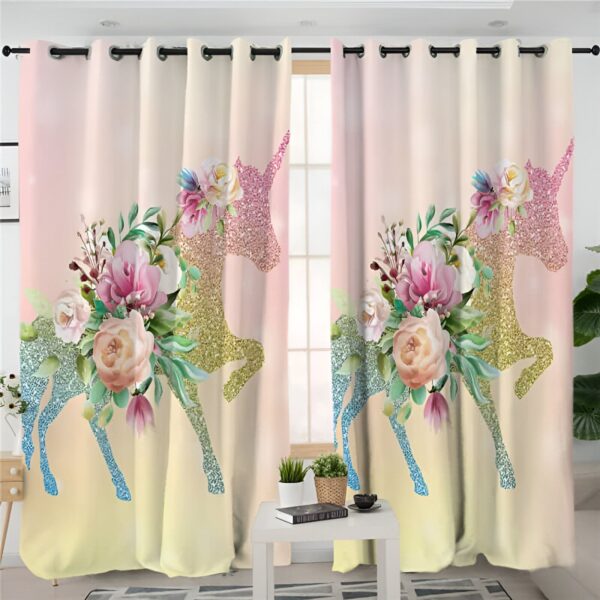 rideaux-pour-chambre-enfant-motif-licorne-poussiere-d-etoiles-1a.jpg Rideaux avec motifs de licornes étincelantes et florales, tons pastel doux de rose et jaune, ajoutant une touche féerique à toute pièce., 45501076013311 | Licorne Shop