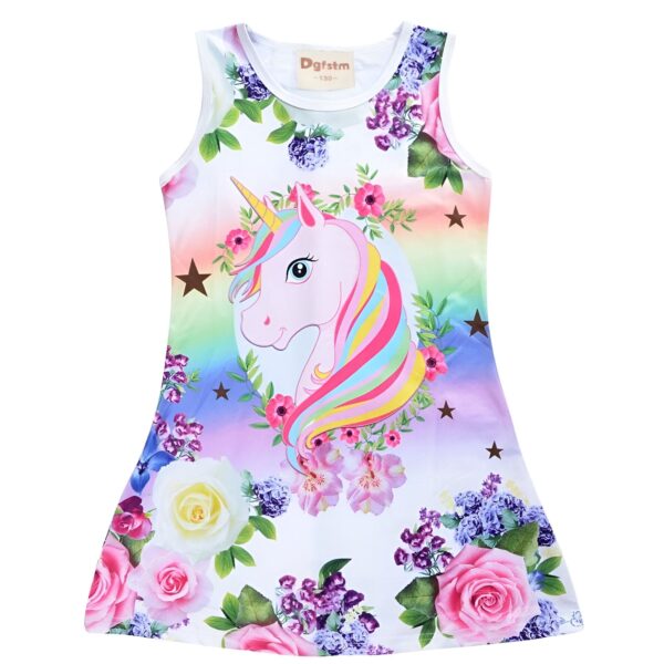 robe-courte-licorne-fleurs-fille-1a.jpg Une robe blanche à motif de licorne et de fleurs. La licorne est rose avec une crinière arc-en-ciel. Les fleurs sont roses, violettes et bleues.
