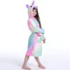 robe-de-chambre-cuddl-licorne-douce-pour-fille-1a.jpg Enfant portant un peignoir licorne coloré avec capuche. Le peignoir est décoré d'étoiles et a une ceinture assortie. La fillette sourit et regarde sur le côté, les bras croisés. Vêtement de nuit amusant et confortable pour enfants., 45502347510015,45502347542783,45502347575551,45502347608319,45502347641087,45502347673855,45502347706623,45502347739391 | Licorne Shop