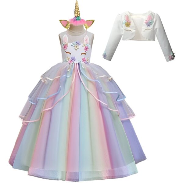robe-deguisement-licorne-arc-en-ciel-fille-1a.jpg Une robe de licorne blanche et arc-en-ciel avec des fleurs et des paillettes. La robe est livrée avec un serre-tête licorne et une veste blanche.