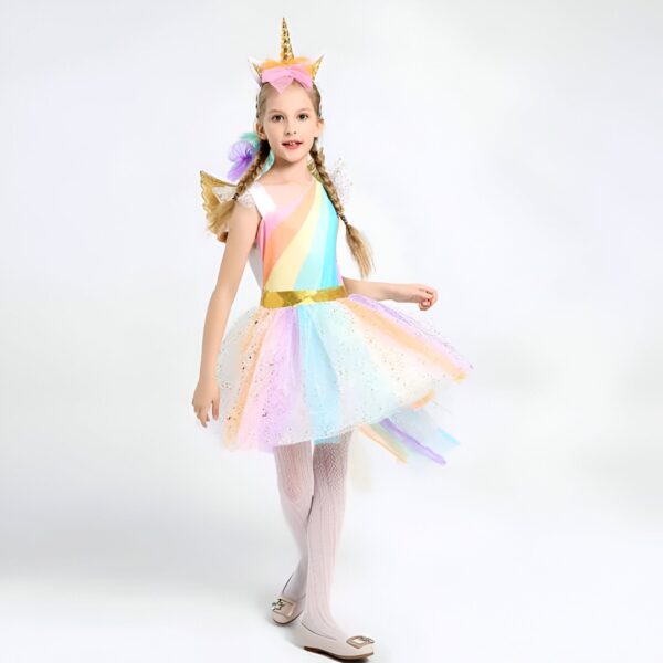 Une jeune fille en costume de licorne coloré avec des ailes dorées et un tutu brillant. Idéal pour les fêtes d'anniversaire, Halloween ou toute occasion spéciale., 45502407147775,45502407180543,45502407213311,45502407246079,45502407278847,45502407311615,45502407344383,45502407377151 | Licorne Shop