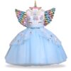 robe-deguisement-licorne-avec-ailes-levees-1a.jpg Robe de déguisement licorne bleu clair pour enfant. La robe a des ailes multicolores, un corsage avec des détails de licorne et une jupe en tulle brodée d'étoiles. Parfait pour les fêtes, les anniversaires et le carnaval., 45501419258111,45501419290879,45501419323647,45501419356415,45501419389183,45501419421951,45501419454719,45501419487487 | Licorne Shop