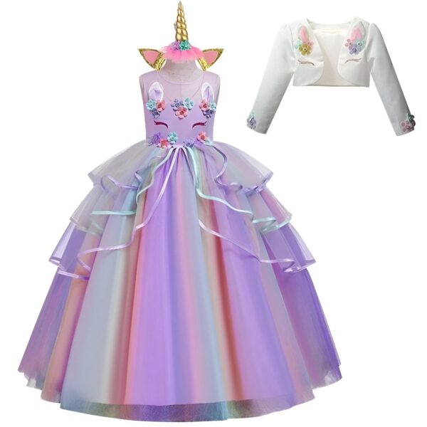 robe-deguisement-licorne-couleur-fille-1a-1.jpg Une robe de licorne violette et blanche avec une jupe en tulle arc-en-ciel, des fleurs et des paillettes. La robe est livrée avec un serre-tête licorne assorti.