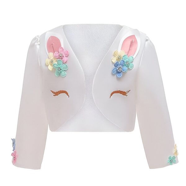 robe-deguisement-licorne-couleur-fille-2a.jpg Une veste blanche en satin pour enfant avec des oreilles de lapin, des fleurs et des broderies de licorne.