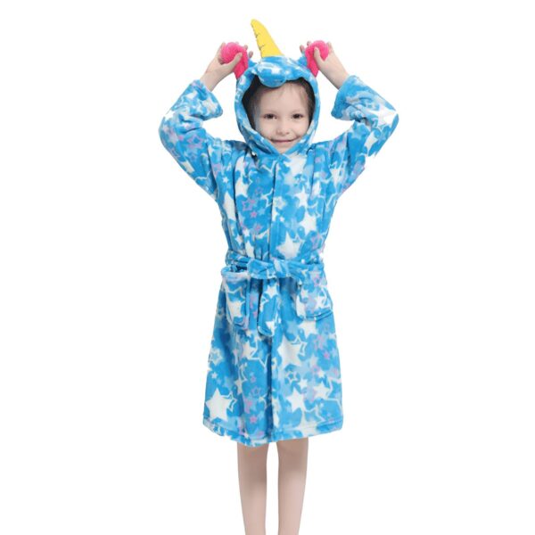 robe-deguisement-licorne-enfant-1a.jpg Une fillette souriante porte un peignoir bleu à capuche avec des étoiles et une corne de licorne jaune. Elle tient les oreilles de la licorne avec ses mains., 45502349148415,45502349181183,45502349213951,45502349246719,45502349279487,45502349312255,45502349345023,45502349377791 | Licorne Shop