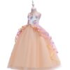 robe-deguisement-licorne-orange-fille-4a.jpg Une robe de soirée rose et blanche avec des fleurs et une licorne.