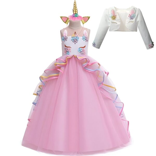 robe-deguisement-licorne-rose-fille-1a.jpg Une robe de licorne rose avec un boléro blanc et une serre-tête avec des oreilles de licorne.