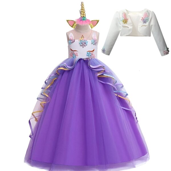 robe-deguisement-licorne-violet-fille-1a.jpg Une robe de licorne violette avec un boléro blanc et une serre-tête avec des oreilles de licorne.