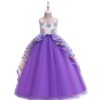 robe-deguisement-licorne-violet-fille-3a.jpg Une robe de soirée violette pour fille avec des motifs de licorne.