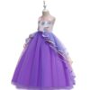 robe-deguisement-licorne-violet-fille-4a.jpg Une robe de soirée violette avec des fleurs et une licorne.