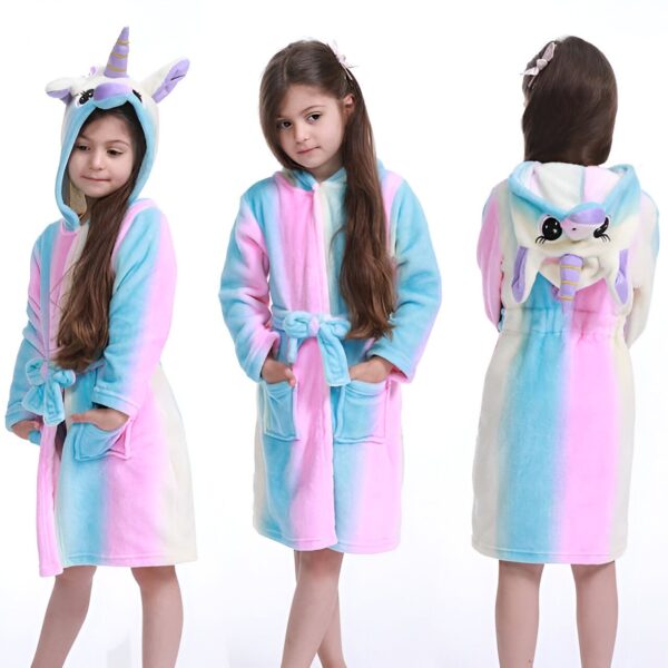 robe-en-polaire-licorne-a-capuche-1a.jpg Une petite fille portant un peignoir de bain doux à capuche en forme de licorne, rayé de couleurs pastel rose, bleu et blanc. Vues de face et de dos., 45502350983423,45502351016191,45502351048959,45502351081727,45502351114495,45502351147263,45502351180031,45502351212799 | Licorne Shop