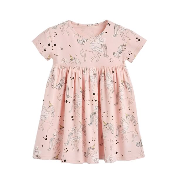 Une robe rose à manches courtes pour fille avec un motif de licornes blanches et noires.