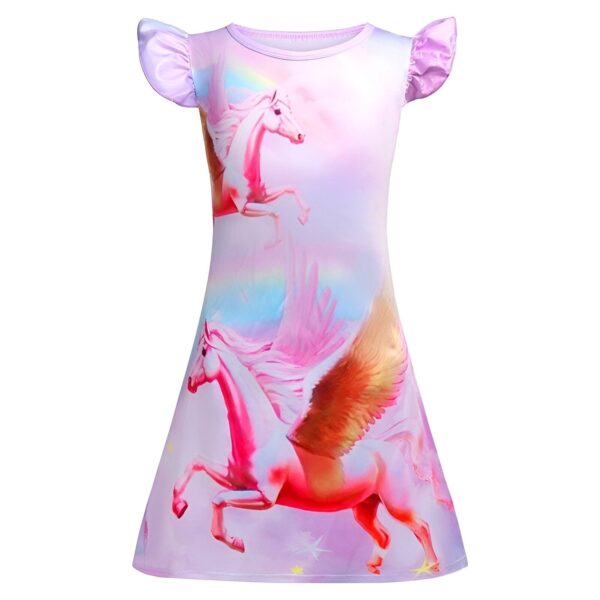 robe-licorne-3d-manches-bouffantes-fille-1a.jpg Une robe de nuit rose à manches courtes pour fille avec un imprimé de licornes ailées.