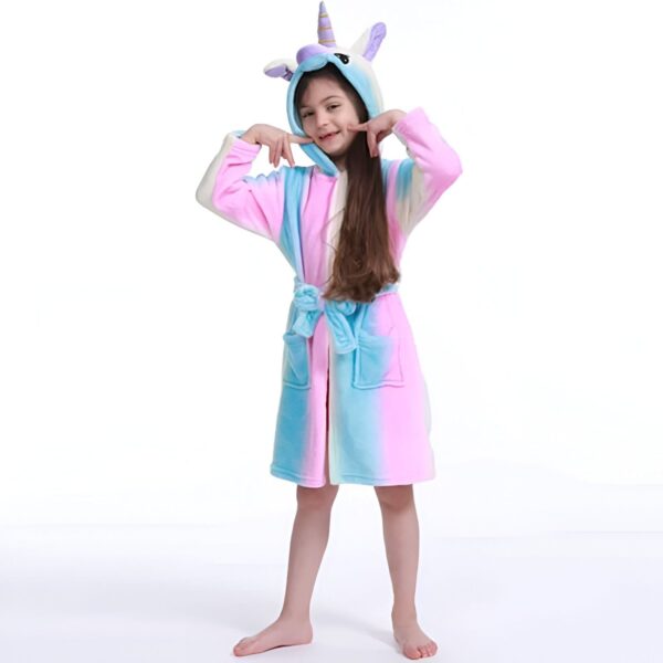 robe-licorne-a-capuche-multicolore-enfant-1a.jpg Fillette en peignoir licorne coloré. Enfant souriant en robe de chambre à capuche avec oreilles et corne de licorne. Vêtement d'intérieur confortable et amusant pour enfant., 45502053089535,45502053122303,45502053155071,45502053187839,45502053220607,45502053253375,45502053286143,45502053318911 | Licorne Shop