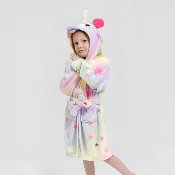 robe-licorne-arc-en-ciel-douce-pour-bebe-1a.jpg Une petite fille porte un peignoir doux et coloré à capuche en forme de licorne avec des étoiles et un soleil imprimés. Vêtement confortable pour enfants, idée cadeau originale., 45502031266047,45502031298815,45502031331583,45502031364351,45502031397119,45502031429887,45502031462655,45502031495423 | Licorne Shop