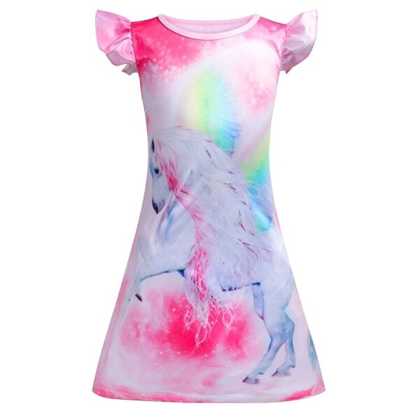 Une robe rose à manches courtes pour fille avec une image de licorne blanche et arc-en-ciel.