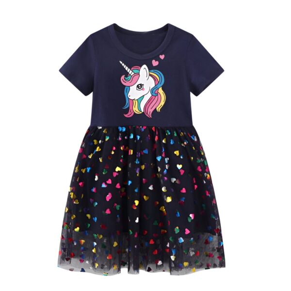 robe-licorne-chic-1a.jpg Une robe à manches courtes bleu marine avec une licorne et des cœurs multicolores. La jupe est en tulle noir avec des cœurs multicolores.