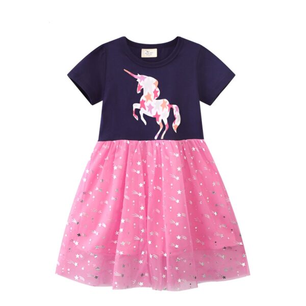 robe-licorne-chic-bi-colore-1a.jpg Une robe à manches courtes pour fille avec un imprimé licorne. La robe est bleu marine et rose. La licorne est blanche avec une crinière et une queue roses. La robe est également parsemée d'étoiles argentées.