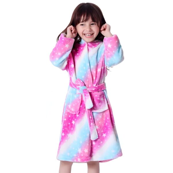 robe-licorne-confortable-pour-fille-1a.jpg Fille souriante portant un peignoir en polaire à motifs étoiles roses et bleus., 45502047715583,45502047748351,45502047781119,45502047813887,45502047846655,45502047879423,45502047912191,45502047944959 | Licorne Shop
