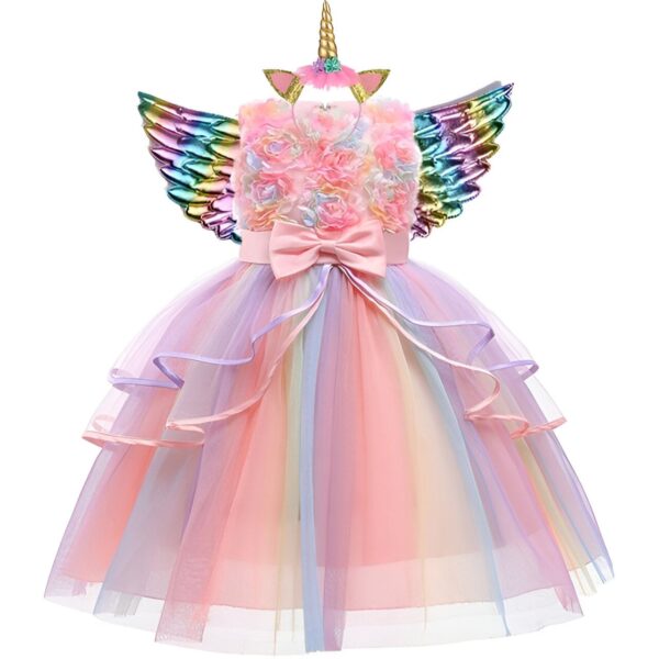 robe-licorne-costume-pastel-orange-1a-1.jpg Une robe de princesse licorne avec des ailes arc-en-ciel et une licorne sur la tête.