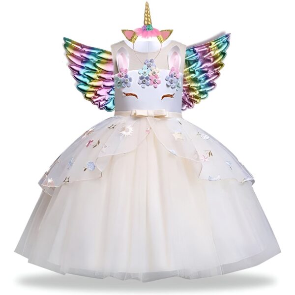robe-licorne-deguisement-blanc-etoile-fille-1a.jpg Une robe de licorne blanche avec des fleurs et des ailes arc-en-ciel.