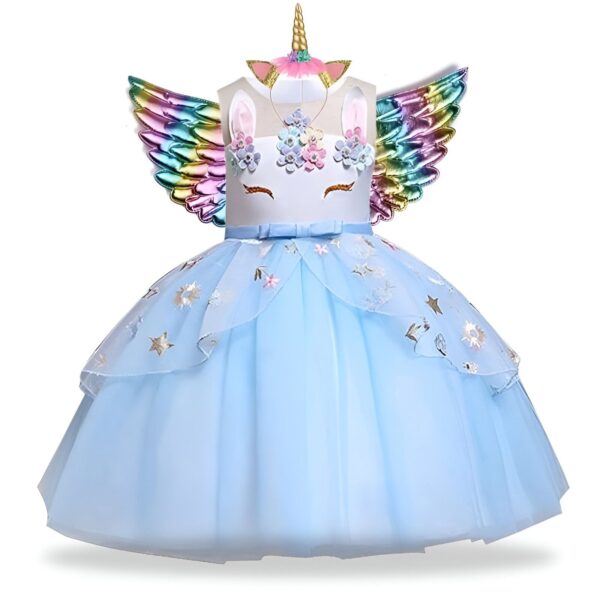 robe-licorne-deguisement-bleu-etoile-fille-1a.jpg Une robe de licorne bleue avec des ailes arc-en-ciel et une tête de licorne sur le devant.