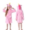 Fille en peignoir rose licorne avec capuche. Vue de face et de dos. Vêtement de nuit doux et confortable. Parfait pour les enfants., 45502046667007,45502046699775,45502046732543,45502046765311,45502046798079,45502046830847,45502046863615,45502046896383 | Licorne Shop