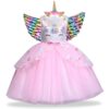 robe-licorne-deguisement-rose-etoile-fille-1a.jpg Une robe de licorne rose avec des ailes arc-en-ciel et une coiffe de licorne.