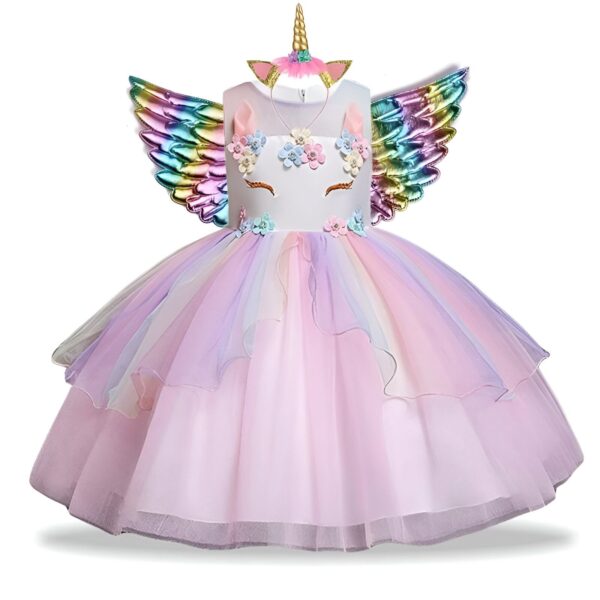 robe-licorne-deguisement-rose-pale-fille-1a.jpg Une robe de licorne rose et blanche avec des fleurs et des ailes arc-en-ciel.