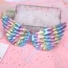 robe-licorne-deguisement-violet-etoile-fille-3a.jpg Une paire d'ailes d'ange arc-en-ciel avec des détails scintillants. Les ailes sont faites d'un matériau léger et iridescent qui reflète la lumière. Elles sont attachées à un serre-tête ou un tour de cou réglable, ce qui les rend faciles à porter. Ces ailes sont parfaites pour un costume de fée, de princesse ou de papillon.