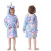 robe-licorne-douce-pour-tout-petits-1a.jpg Deux fillettes portant des peignoirs licorne colorés. Vues de face et de dos, les peignoirs présentent une capuche avec une corne de licorne et des oreilles. Motifs tie-dye bleu, rose et jaune., 45502043881727,45502043914495,45502043947263,45502043980031,45502044012799,45502044045567,45502044078335,45502044111103 | Licorne Shop