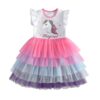 Une robe tutu blanche à manches courtes avec une licorne magique brodée sur le devant. La robe est composée de 4 couches de tulle rose, bleu clair, bleu foncé et violet.