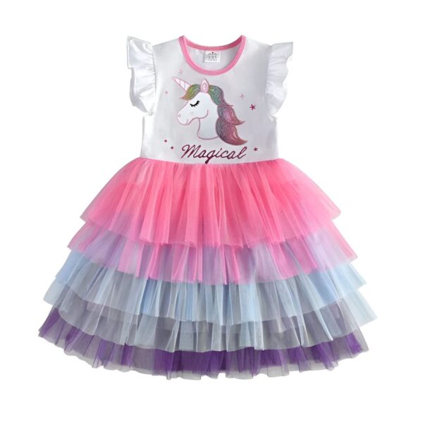 Une robe tutu blanche à manches courtes avec une licorne magique brodée sur le devant. La robe est composée de 4 couches de tulle rose, bleu clair, bleu foncé et violet.