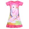 robe-licorne-enfant-manches-courtes-rose-1a.jpg Une robe de nuit rose à manches courtes pour fille avec une licorne et un arc-en-ciel.