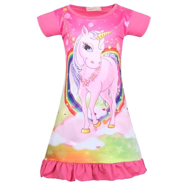 robe-licorne-enfant-manches-courtes-rose-1a.jpg Une robe de nuit rose à manches courtes pour fille avec une licorne et un arc-en-ciel.