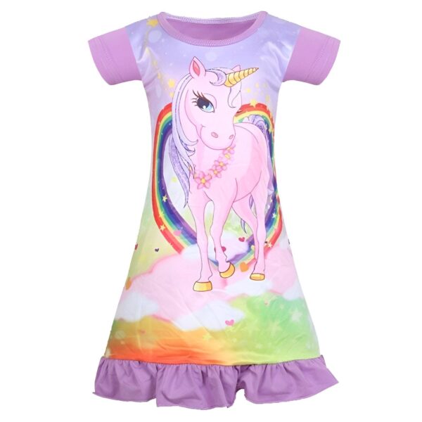 robe-licorne-enfant-manches-courtes-violet-1a.jpg Une robe de nuit rose et violette à manches courtes pour fille, avec une licorne et un arc-en-ciel.