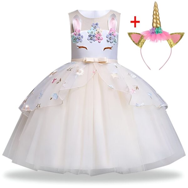 robe-licorne-feerique-deguisement-blanc-1a-1.jpg Une robe de soirée blanche avec des fleurs et des paillettes, idéale pour les petites filles. Elle est livrée avec un serre-tête licorne.