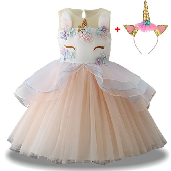 robe-licorne-fete-d-anniversaire-orange-1a-1.jpg Une robe de soirée rose et blanche avec des fleurs et une licorne. Un serre-tête avec une licorne est également inclus.
