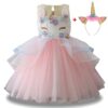 robe-licorne-fete-d-anniversaire-rose-1a.jpg Une robe de licorne rose et blanche avec des fleurs et une licorne sur le devant. La robe est en tulle et a plusieurs couches. Il y a aussi un serre-tête avec une licorne.
