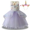 Une robe de licorne blanche et violette avec des fleurs et des paillettes. La robe est livrée avec un serre-tête avec une corne de licorne.