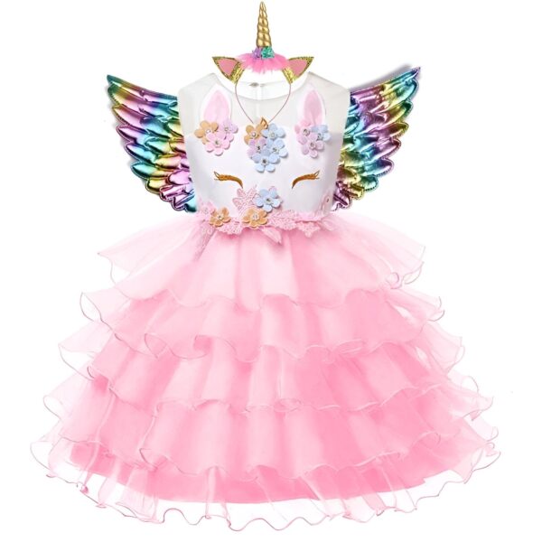 robe-licorne-fille-a-volants-en-tulle-rose-1a-1.jpg Une robe de licorne rose avec des ailes arc-en-ciel et une licorne en peluche sur la tête.