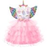 robe-licorne-fille-a-volants-en-tulle-rose-1a.jpg Une robe de licorne rose avec des ailes arc-en-ciel et une licorne en peluche sur la tête.