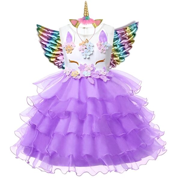 robe-licorne-fille-a-volants-en-tulle-violet-1a.jpg Une robe de licorne violette avec des fleurs et des ailes arc-en-ciel.
