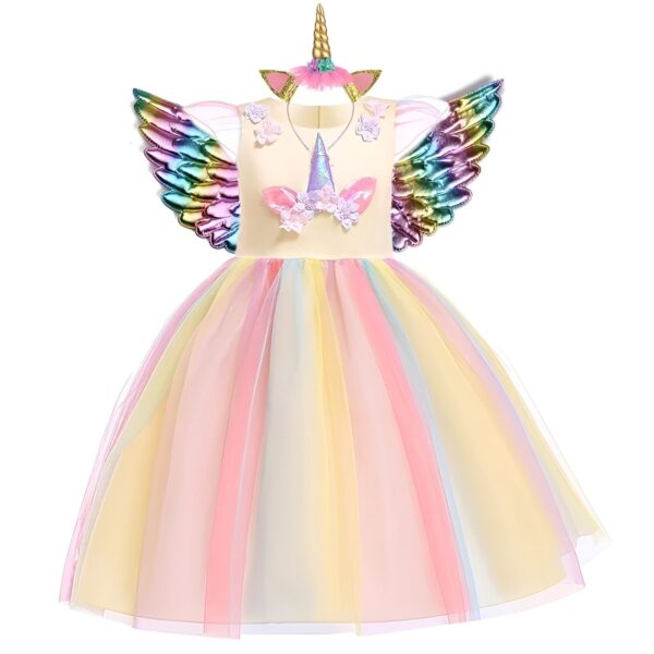 robe-licorne-fille-anniversaire-arc-en-ciel-1a.jpg Une robe de licorne avec des ailes et une corne. La robe est de couleur pastel et les ailes sont de couleur arc-en-ciel. La robe est faite de tulle et de paillettes.
